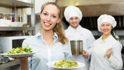 Bild Multirisk Versicherung Gastronomie: Gastronom in seinem Lokal Bild Multirisk Versicherung Gastronomie: Gastronom in seinem Lokal