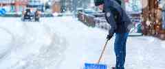 Gothaer Haus- und Grundbesitzerhaftpflicht: Ein Hausbesitzer räumt vor seinem Haus den Schnee weg.