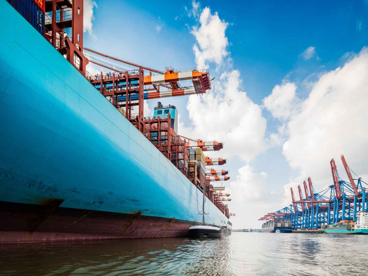 Ein Containerschiff wird im Hamburger Hafen beladen