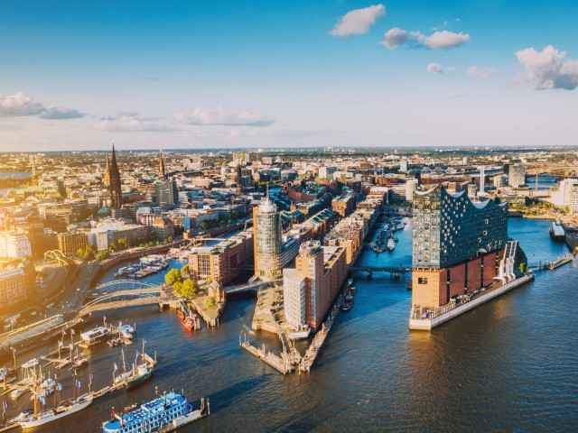 Luftaufnahme der Elbphilharmonie und der Hamburger Hafenstadt