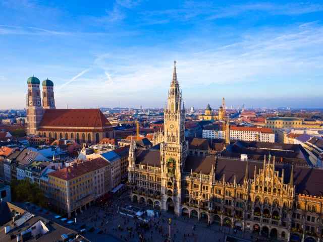 Luftbild mit Blick auf das Münchner Rathaus