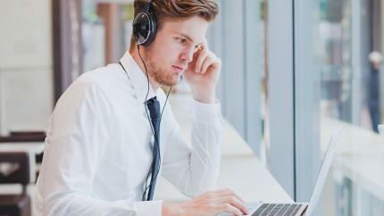 Gothaer Direktversicherung: Junger Arbeitnehmer am Arbeitsplatz ist froh über diese Art der betrieblichen Altersvorsorge. Gothaer Direktversicherung: Junger Arbeitnehmer am Arbeitsplatz ist froh über diese Art der betrieblichen Altersvorsorge.