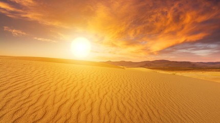Erneuerbare Energien Versicherung: Sonnenuntergang in der Wüste Erneuerbare Energien Versicherung: Sonnenuntergang in der Wüste