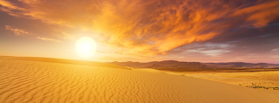Erneuerbare Energien Versicherung: Sonnenuntergang in der Wüste Erneuerbare Energien Versicherung: Sonnenuntergang in der Wüste