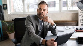 Gothaer GewerbeProtect: Unternehmer mit Laptop Gothaer GewerbeProtect: Unternehmer mit Laptop