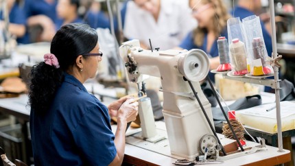 Gothaer Betriebshaftpflichtversicherung: Näherin in der Produktion Gothaer Betriebshaftpflichtversicherung: Näherin in der Produktion