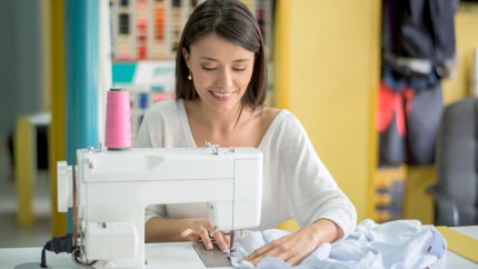 Produkthaftpflichtversicherung: Näherin bei der Arbeit Produkthaftpflichtversicherung: Näherin bei der Arbeit