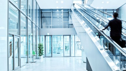 Gewerbliche Glasversicherung: Glasrolltreppen und Fensterfronten aus Glas sollten immer gut versichert sein. Gewerbliche Glasversicherung: Glasrolltreppen und Fensterfronten aus Glas sollten immer gut versichert sein.