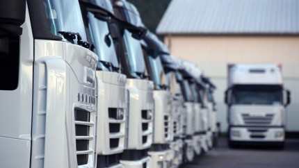 Gothaer Flottenversicherung: eine weiße LKW-Flotte - gut abgesichert gegen Schäden Gothaer Flottenversicherung: eine weiße LKW-Flotte - gut abgesichert gegen Schäden