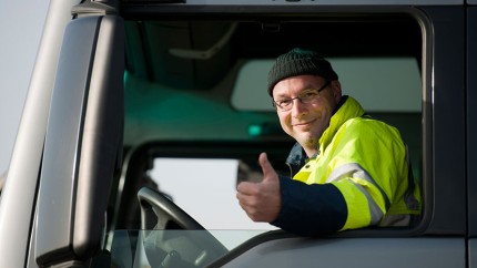 Gewerbliche KFZ-Versicherung: LKW-Fahrer in seinem Führerhaus Gewerbliche KFZ-Versicherung: LKW-Fahrer in seinem Führerhaus