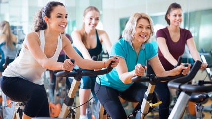 Versicherungen für Fitnessbetriebe: Frauen beim Training im Fitness-Studio Versicherungen für Fitnessbetriebe: Frauen beim Training im Fitness-Studio