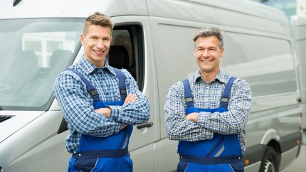 Versicherungen für Handwerksbetriebe: Zwei Handwerker vor ihrem Lieferwagen Versicherungen für Handwerksbetriebe: Zwei Handwerker vor ihrem Lieferwagen