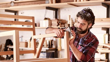 Versicherungen für kleine und mittelständische Unternehmen: Schreiner bei der Arbeit Versicherungen für kleine und mittelständische Unternehmen: Schreiner bei der Arbeit