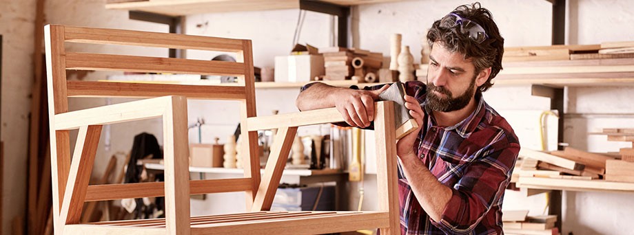Versicherungen für kleine und mittelständische Unternehmen: Schreiner bei der Arbeit Versicherungen für kleine und mittelständische Unternehmen: Schreiner bei der Arbeit