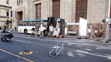 Gothaer Filmversicherung: Ein Film wird auf der Straße produziert. Gothaer Filmversicherung: Ein Film wird auf der Straße produziert.