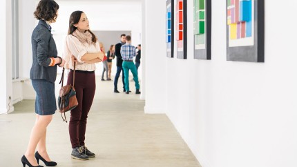 Gothaer Kunstausstellungsversicherung: Besucher bewundern moderne Kunst auf einer Kunstausstellung. Gothaer Kunstausstellungsversicherung: Besucher bewundern moderne Kunst auf einer Kunstausstellung.