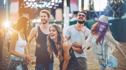 Gothaer Veranstaltungsausfallversicherung: Junge Leute bei einer Veranstaltung Gothaer Veranstaltungsausfallversicherung: Junge Leute bei einer Veranstaltung