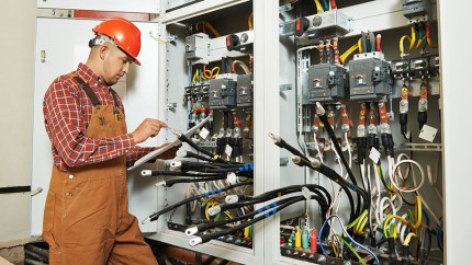 Bild IT-Haftpflicht: Mitarbeiter in einem Großraumbüro an ihren IT-Arbeitsplätzen Bild IT-Haftpflicht: Mitarbeiter in einem Großraumbüro an ihren IT-Arbeitsplätzen