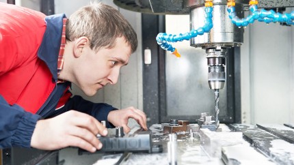 Gothaer Montageversicherung: Monteur bei der Arbeit an Maschinen Gothaer Montageversicherung: Monteur bei der Arbeit an Maschinen