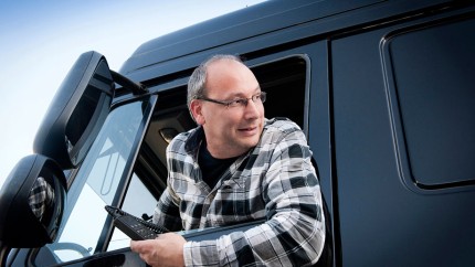 Bild Verkehrshaftungsversicherung: Fahrer im Führerhaus seines LKW Bild Verkehrshaftungsversicherung: Fahrer im Führerhaus seines LKW