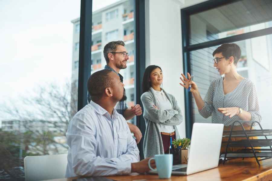 Versorgungsplan Business: Kollegen im Büro