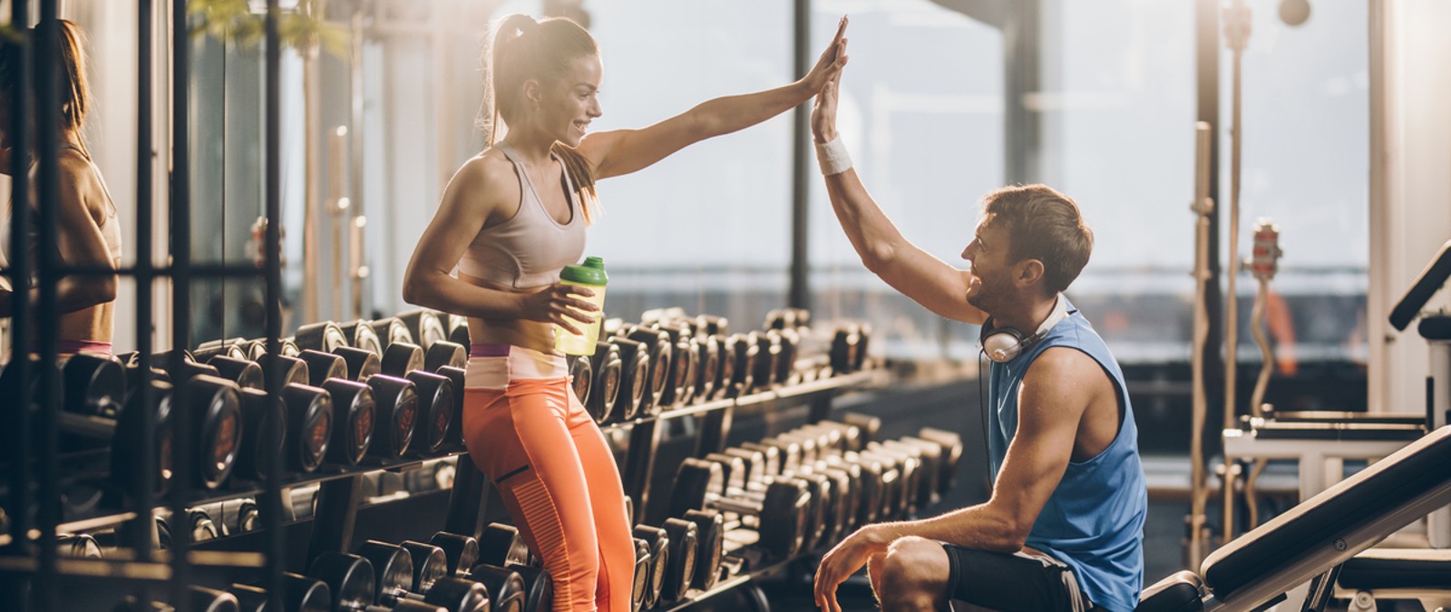 Vorsorgezusatzversicherung: Zwei Personen im Fitnessstudio.