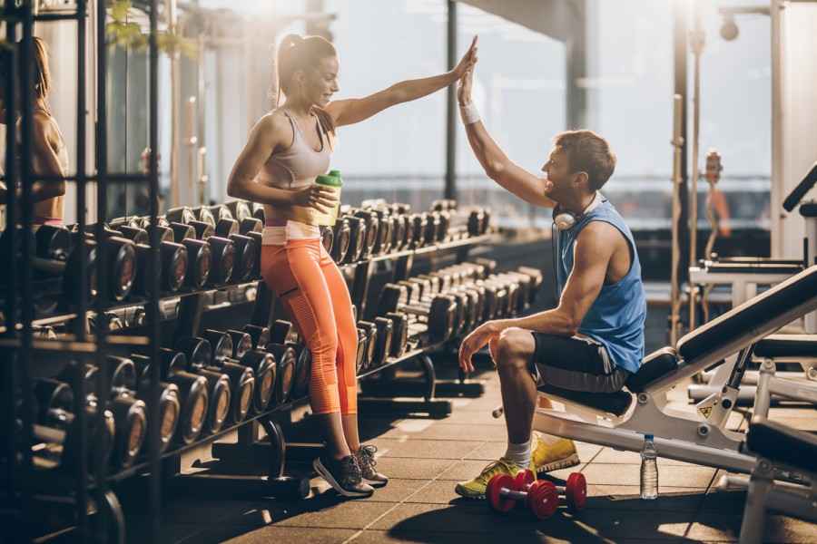 Vorsorgezusatzversicherung: Zwei Personen im Fitnessstudio.