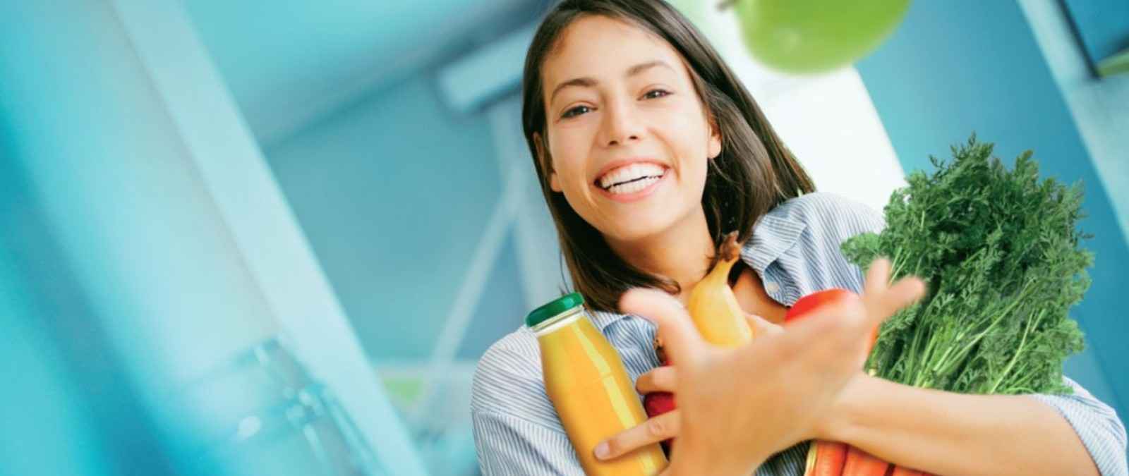 Budgettarif Gothaer FlexSelect: Lachende Frau mit Obst und Gemüse im Arm