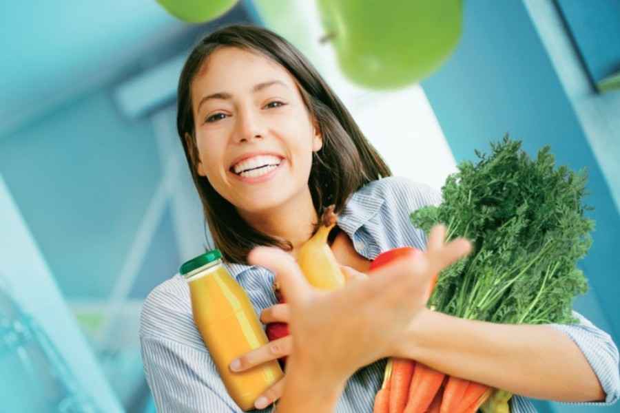 Budgettarif Gothaer FlexSelect: Lachende Frau mit Obst und Gemüse im Arm