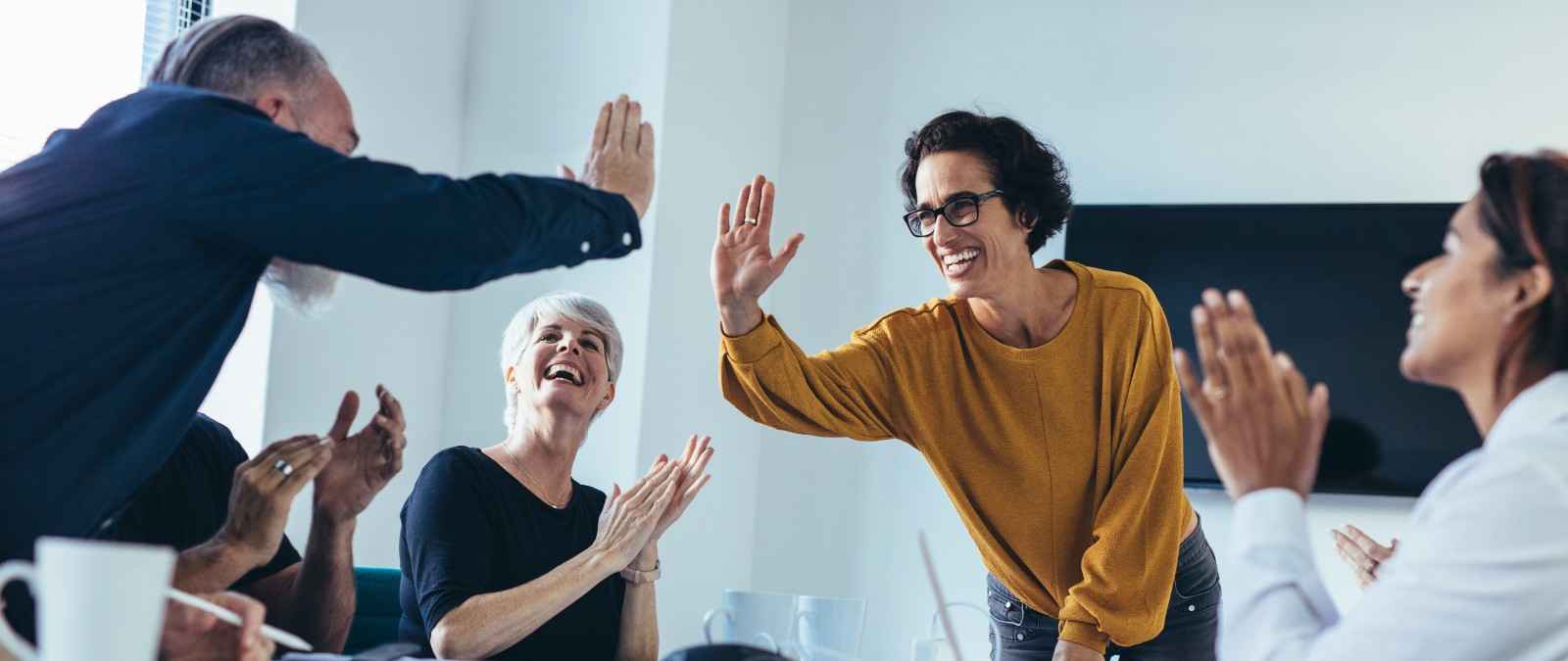 Gothaer betriebliche Krankenversicherung: Ein erfolgreiches Team freut sich im Büro.