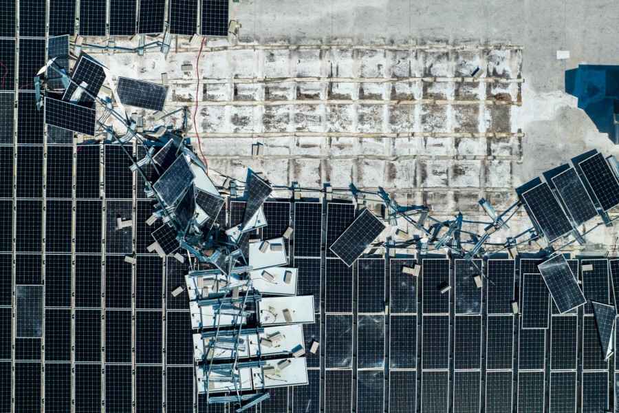 Gothaer Photovoltaikversicherung: Mehrere Solarmodule wurden durch Unwetter oder Vandalismus zerstört.