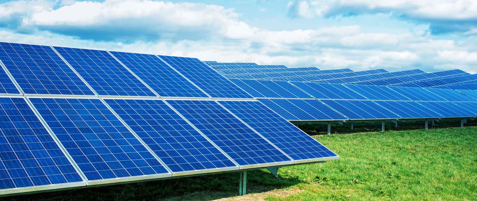 Versicherung Solarenergie: Photovoltaik-Anlage sorgt dank Sonnenenergie für Strom.