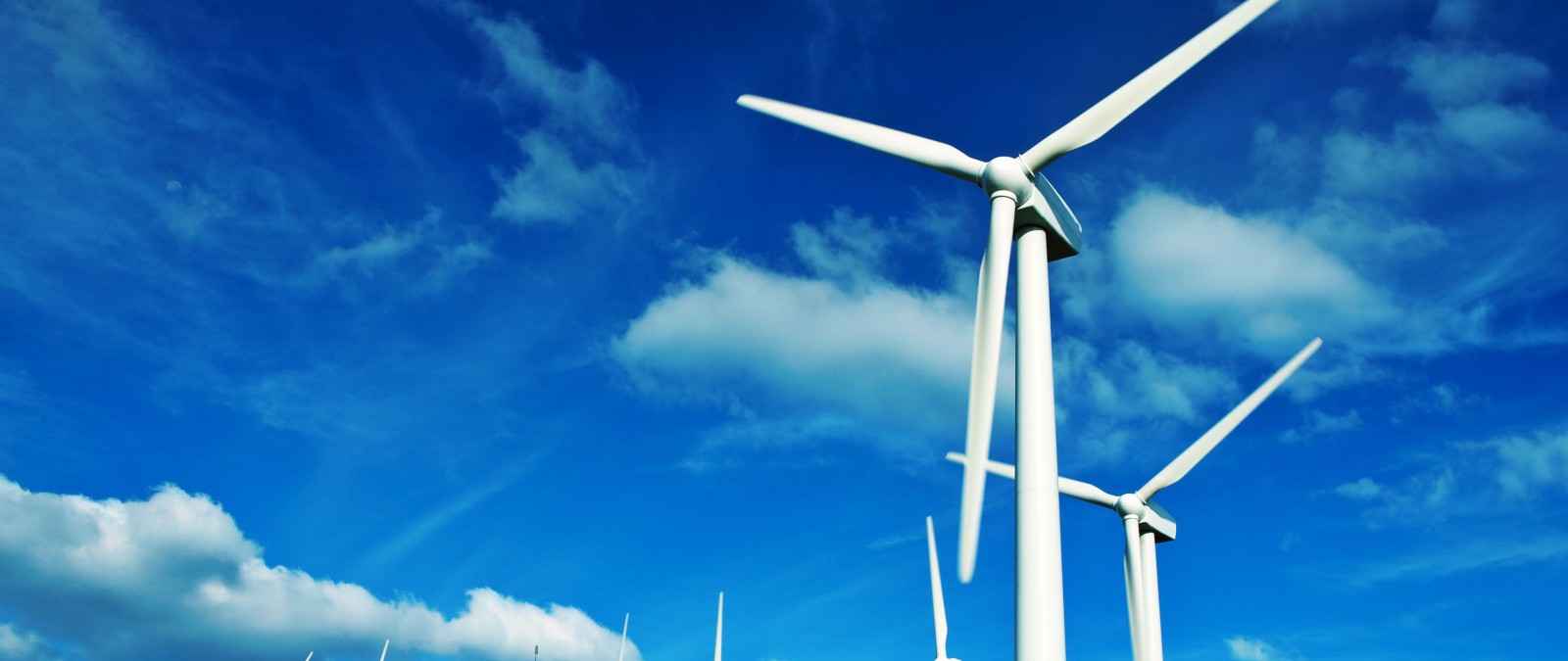 Versicherung Windenergie: Windräder erzeugen Windenergie und sind daher ebenfalls unerlässlich für erneuerbare Energien.