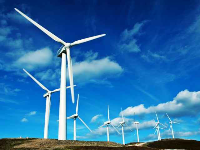 Versicherung Windenergie: Windräder erzeugen Windenergie und sind daher ebenfalls unerlässlich für erneuerbare Energien.