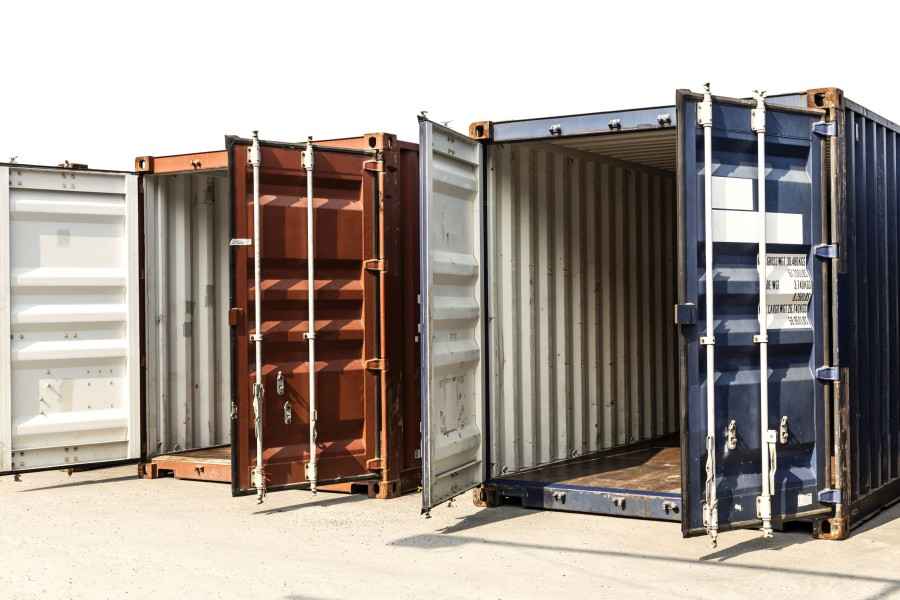 Drei offene Container nebeneinander.