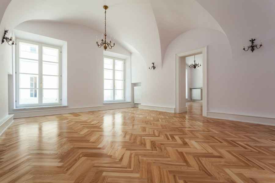 Wohnraum mit Parkett in Altbauwohnung