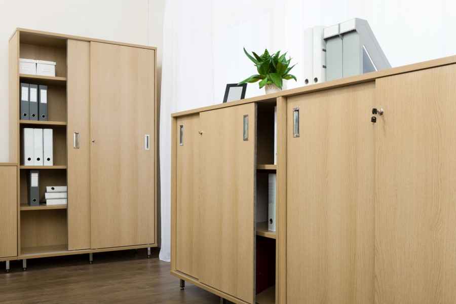 Halboffene Büroschränke mit Ordnern darin.