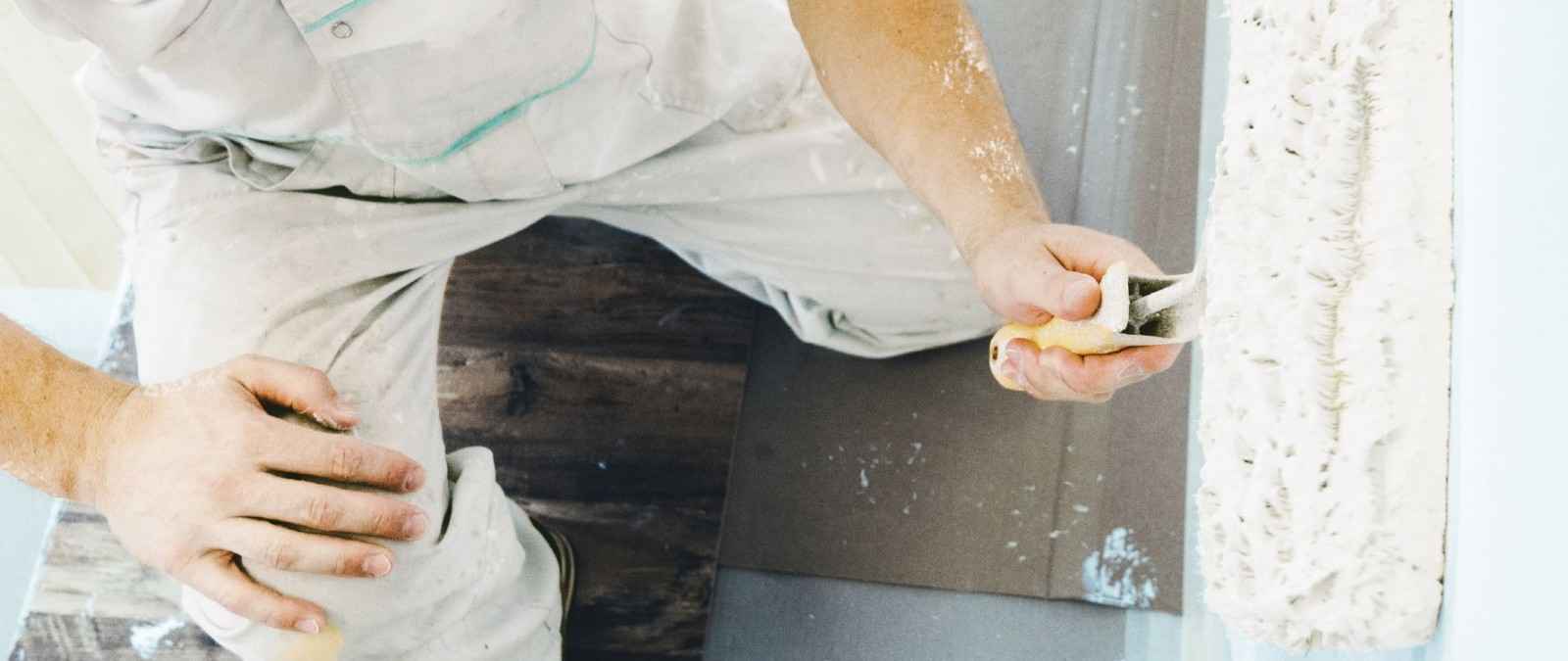 Ein Maler streicht eine Wand