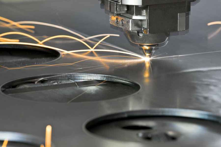 Ausschnitt einer CNC-Drehmaschine in Produktion