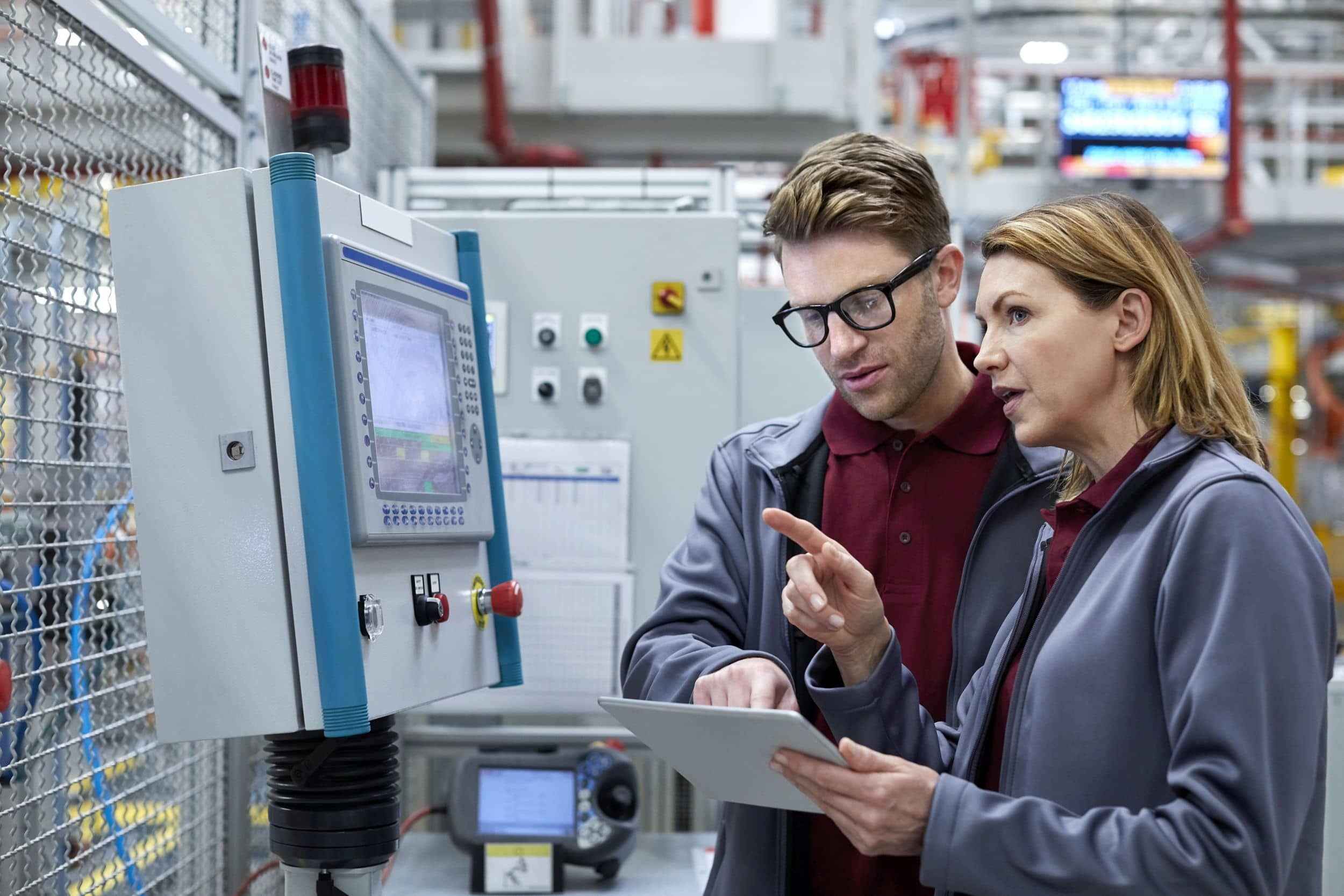 Produktionsmitarbeitende vor Computer