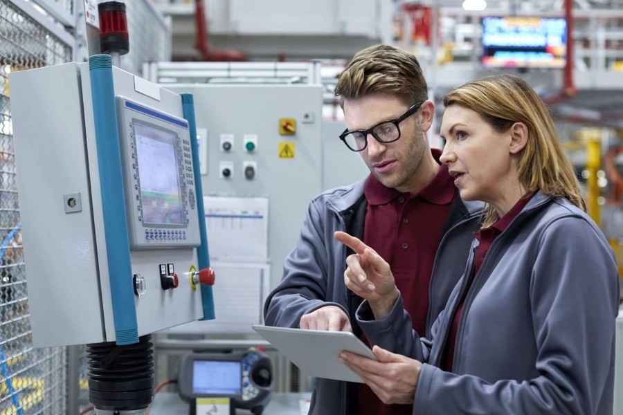Produktionsmitarbeitende vor Computer