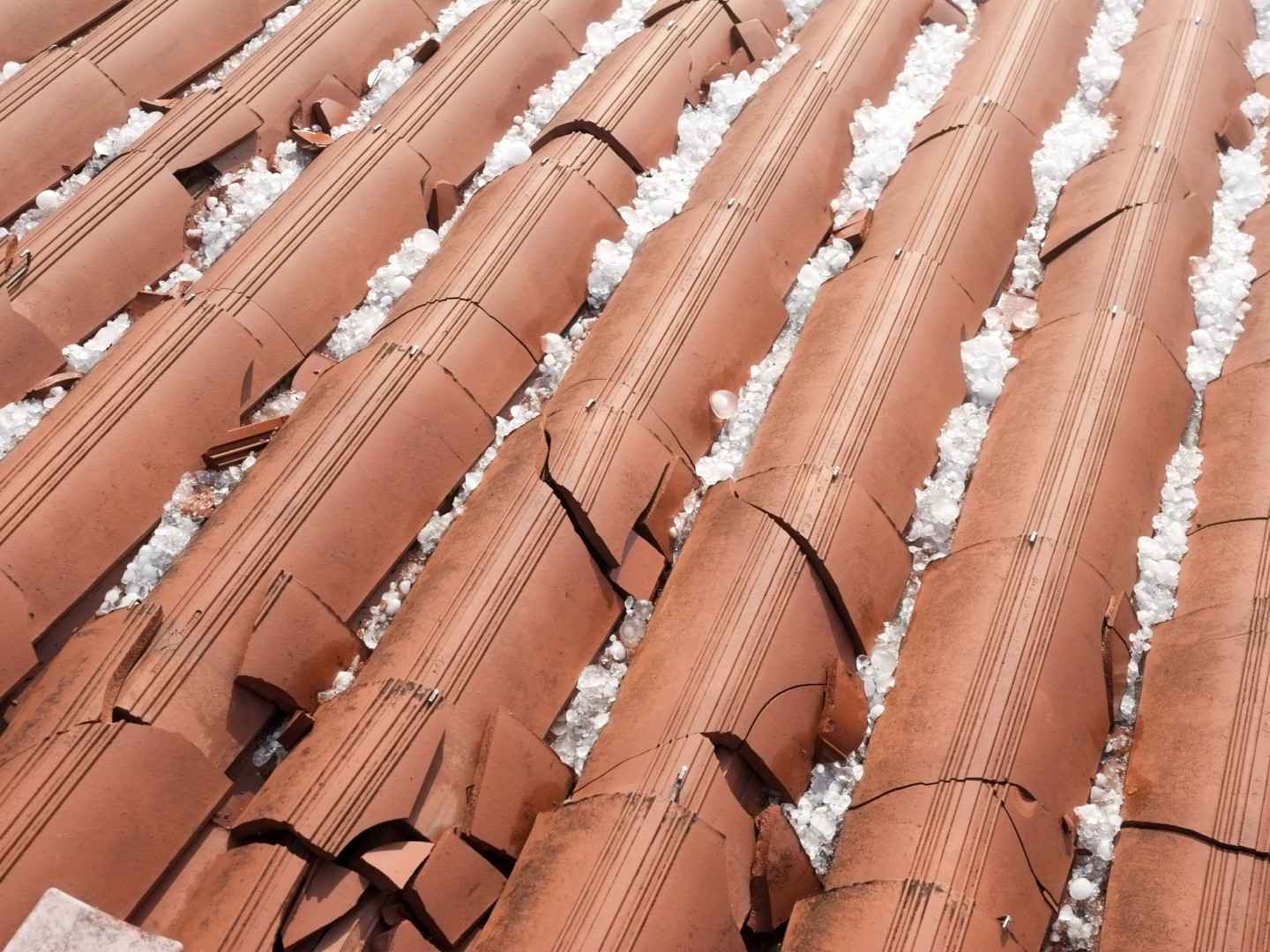 Durch einen schweren Hagelschlag wird das Dach einer Lagerhalle komplett zerstört.