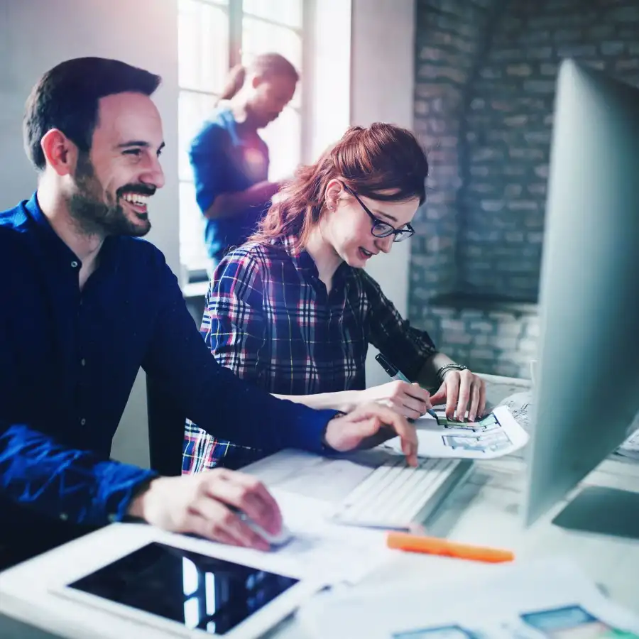 Gothaer Cyber-Versicherung: Mann und Frau am Arbeitsplatz