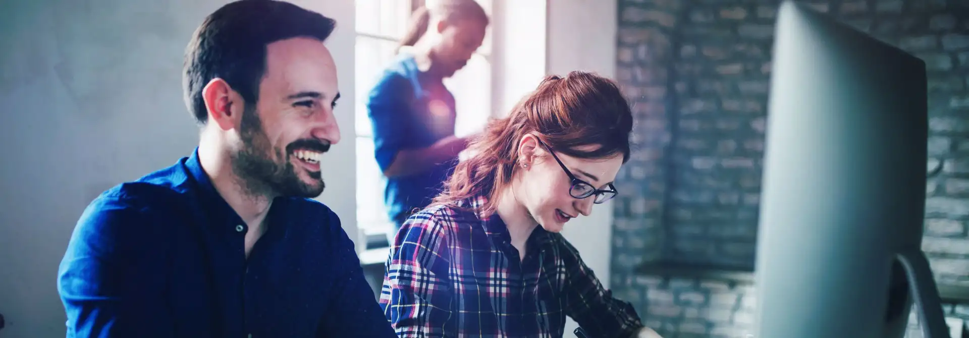 Gothaer Cyber-Versicherung: Mann und Frau am Arbeitsplatz