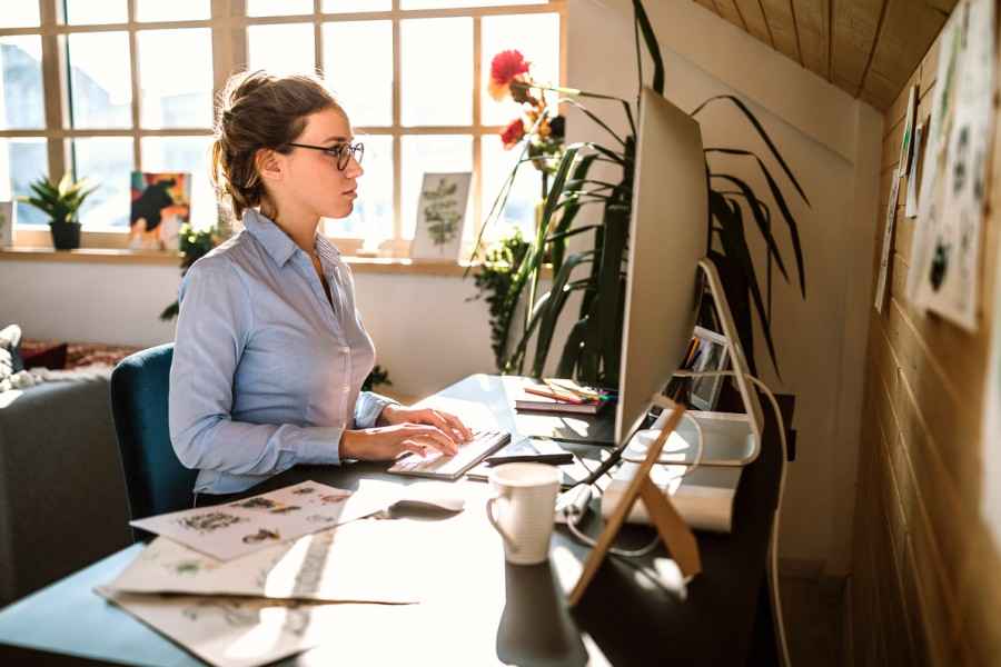 Gothaer Cybersicherung: Eine Frau sitzt am Computer und arbeitet.