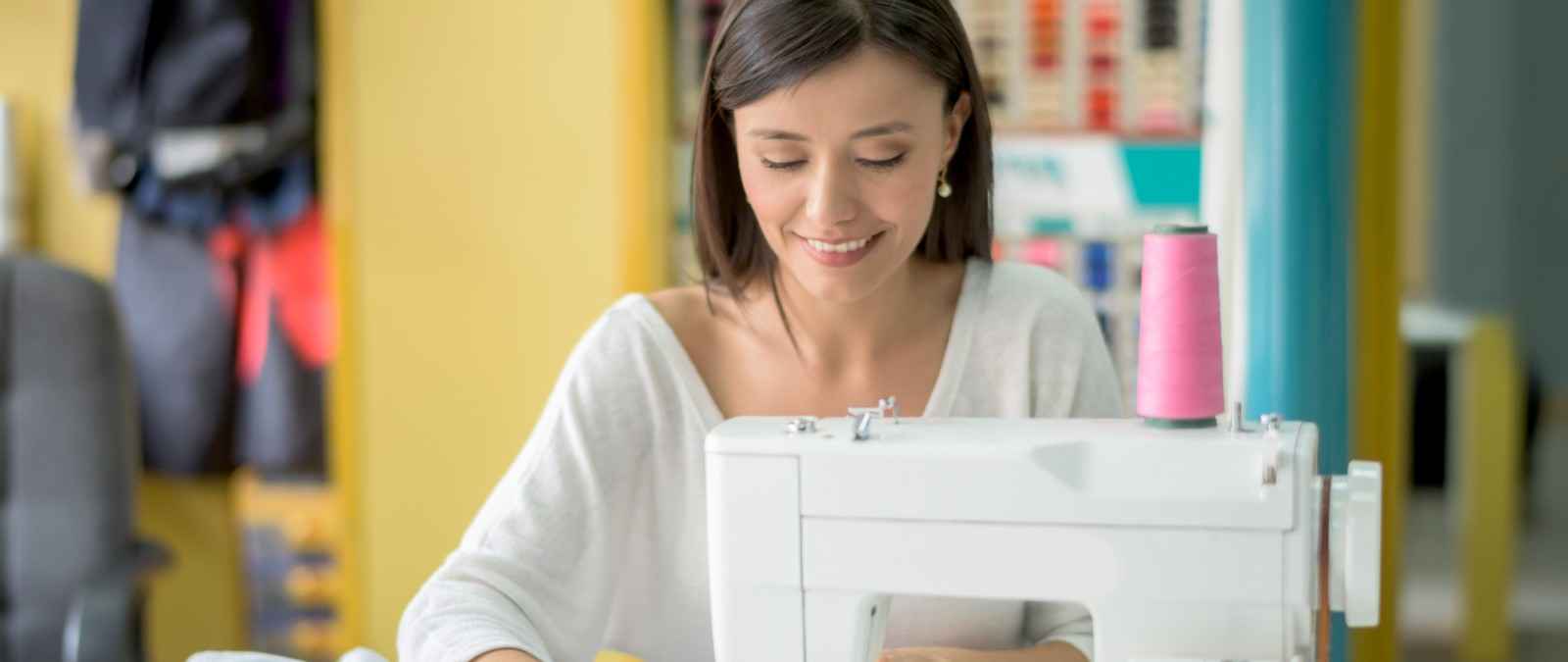 Gothaer Produkthaftpflichtversicherung: Selbstständige Näherin bei der Arbeit.