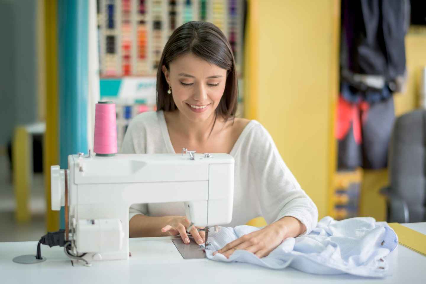 Gothaer Produkthaftpflichtversicherung: Selbstständige Näherin bei der Arbeit.
