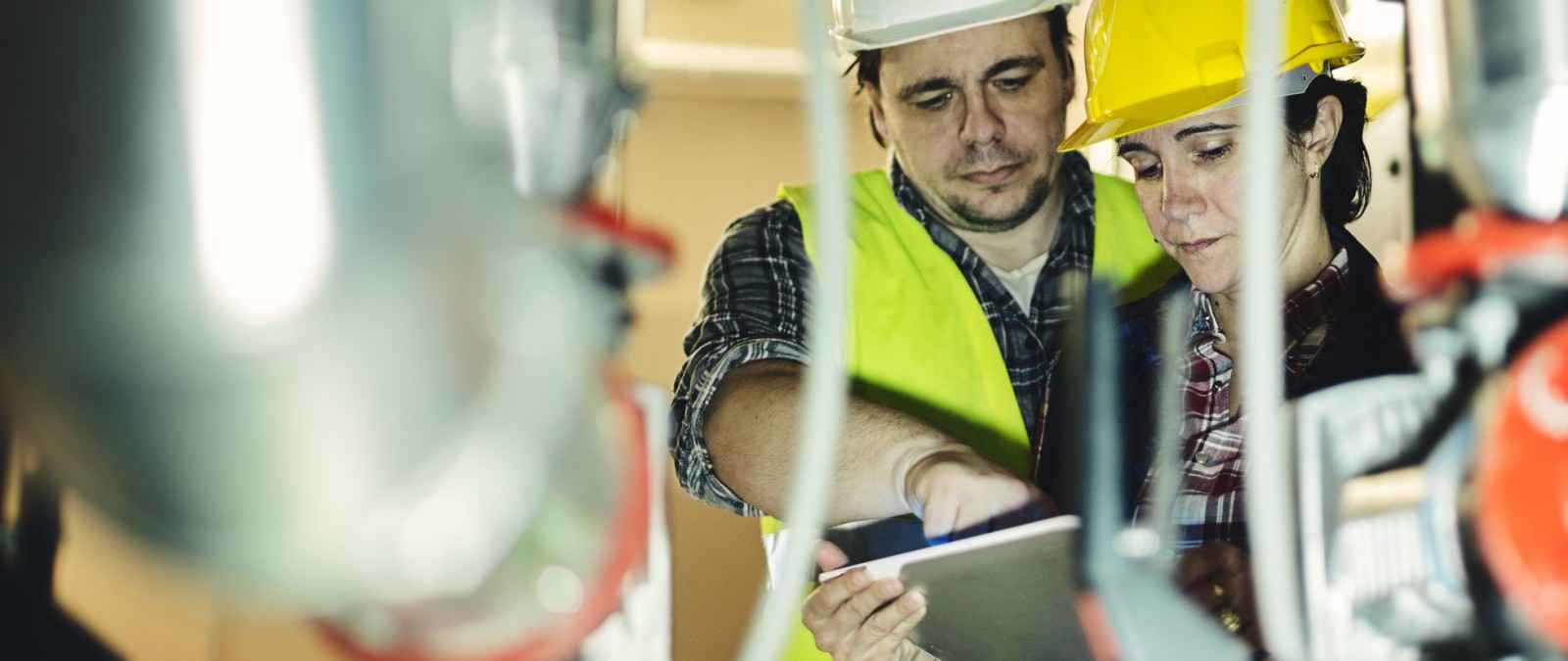 Gothaer Umweltschadenversicherung: Leitende Angestellte in Warnweste und mit Helm im Werk.