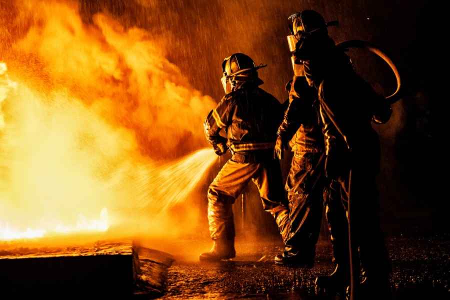 Gothaer Feuer-Betriebsunterbrechungsversicherung: Ein Feuerwehrmann löscht einen Brand.