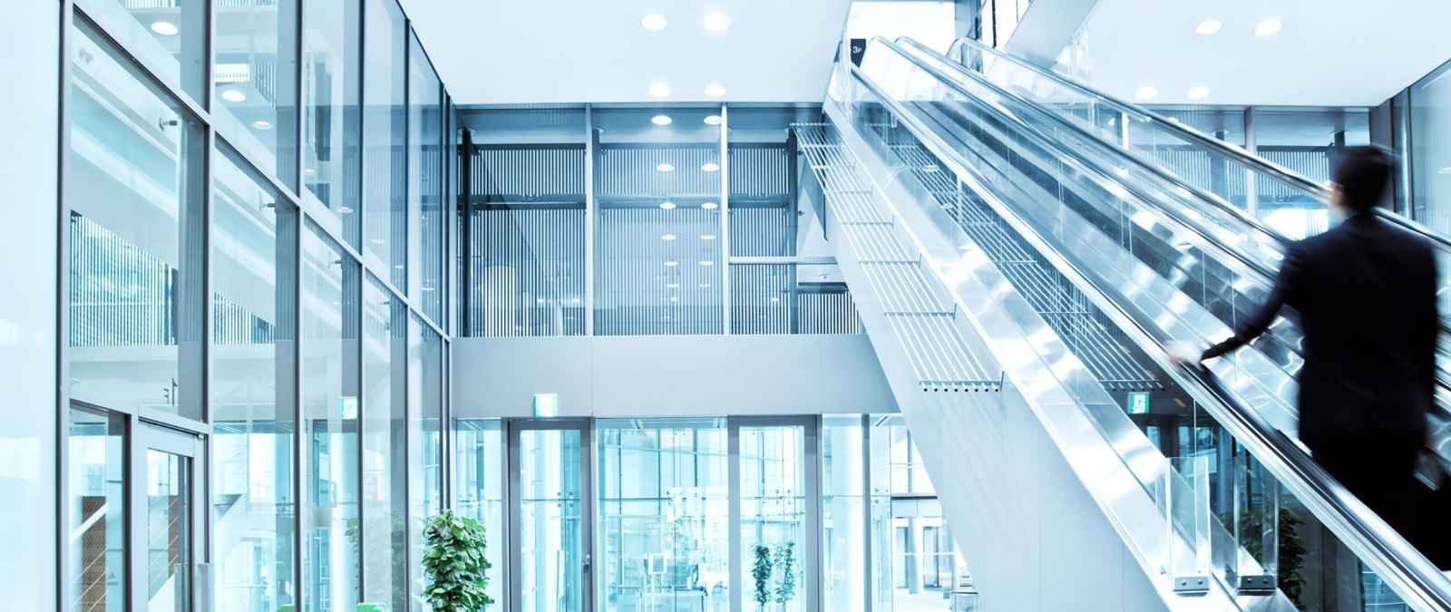 Gothaer Gewerbliche Glasversicherung: Glasrolltreppen und Fensterfronten aus Glas sollten immer gut versichert sein.